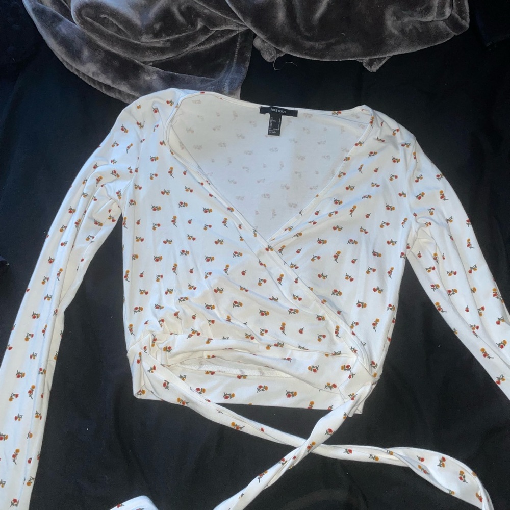 Forever 21 long sleeve with flowers. Low cut and ties. Never worn